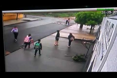 (Vídeo) Mulher é 'engolida' por cratera em Ponta Grossa