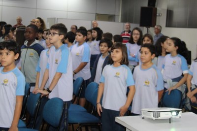 Estudantes conhecem obras de arte na Câmara e participam da sessão legislativa em Paranaguá