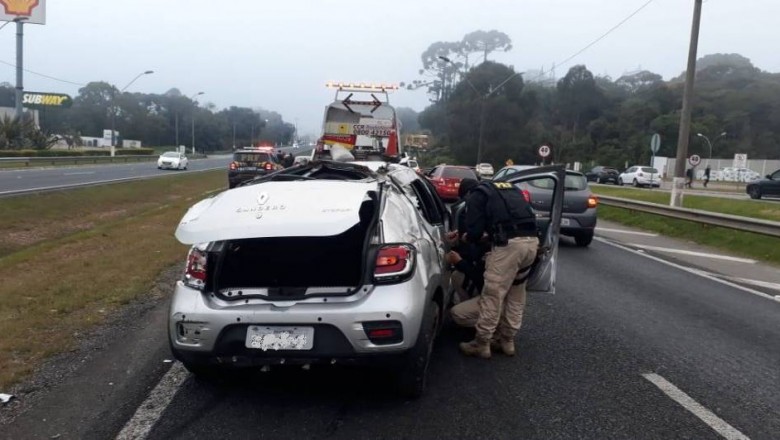 Carro capotado é ‘abandonado’ na BR-277