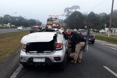 Carro capotado é ‘abandonado’ na BR-277