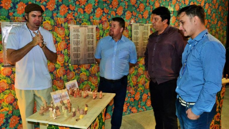 Prefeito Marcelo Roque participa da abertura de exposição sobre folclore caiçara do Sesc