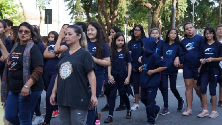 Estudantes fazem passeata contra o trabalho infantil em Paranaguá 
