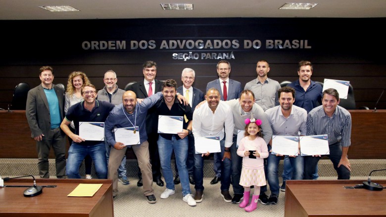 Presidente da OAB Paraná homenageia vencedores da Copa Mundial de Juristas