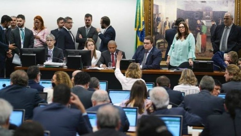 Entenda os principais pontos do relatório da Previdência aprovado na Comissão Especial