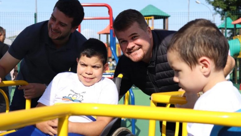 PARANAGUÁ: Playground é inaugurado com brinquedos para crianças especiais