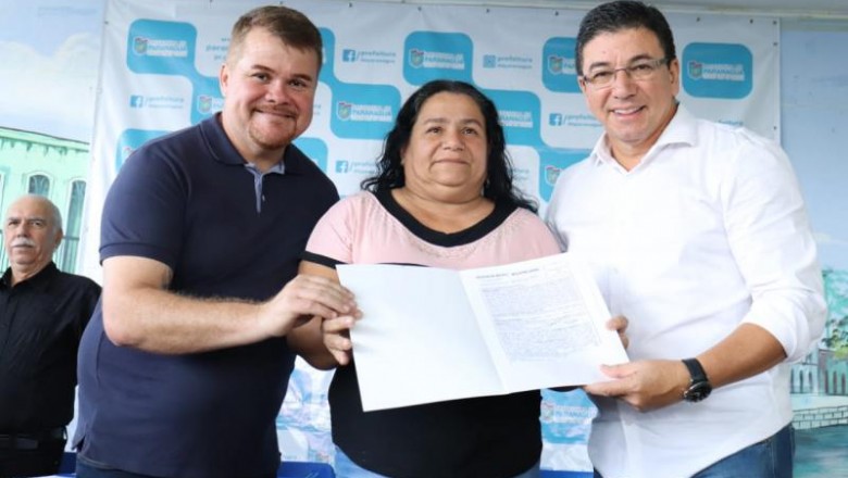 Prefeito Marcelo Roque entrega matrículas de Registro de Imóveis a 59 famílias no Parque Agari