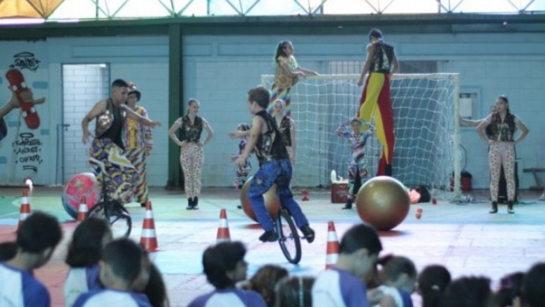 Alunos se divertem com apresentação circense da Trupe Cimove de São Jorge do Oeste