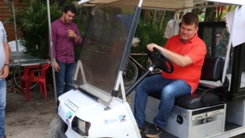 Ilha do Mel recebe novos carrinhos elétricos para coleta de resíduos em Encantadas e Nova Brasília