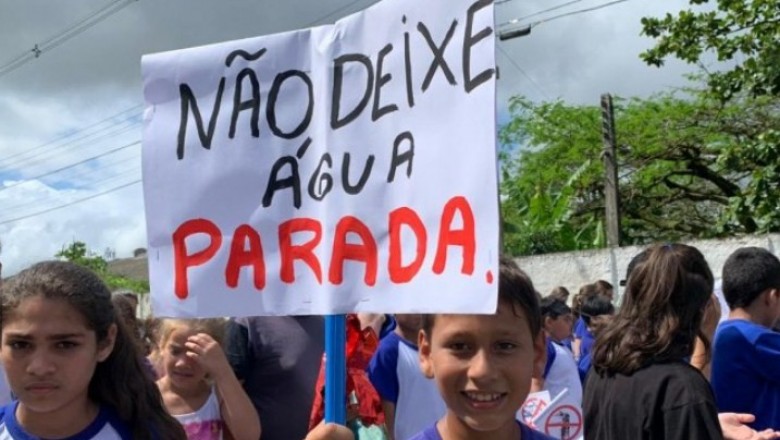 Alunos da Escola Leôncio Corrêa de Paranaguá realizam passeata contra a dengue