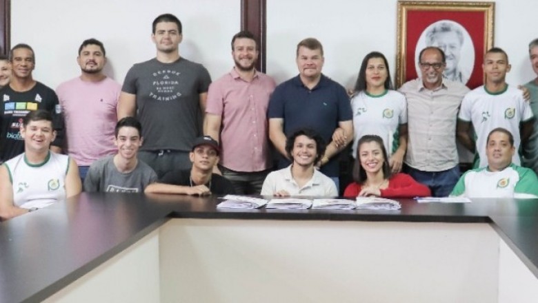 Marcelo Roque dobra número de bolsas para beneficiar atletas de Paranaguá