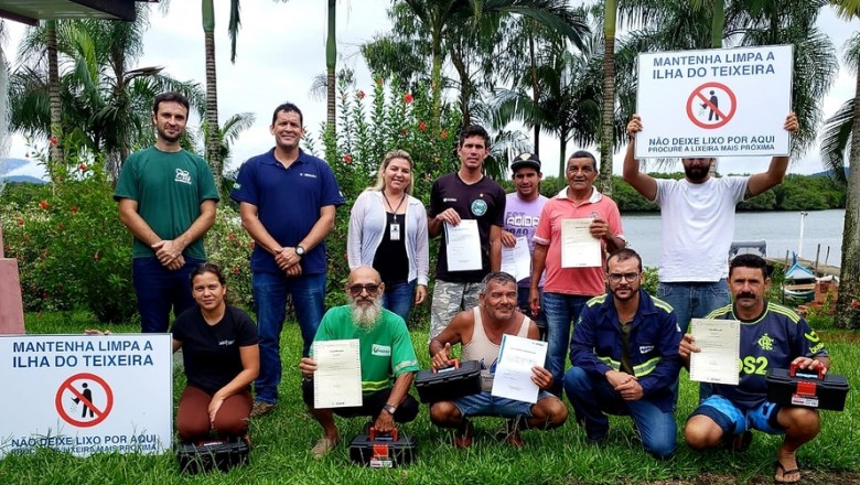 Pescadores concluem curso de mecânica de embarcações