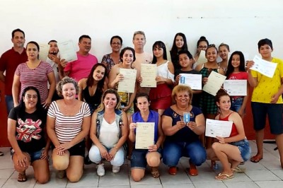 Portos do Paraná capacita moradores de Antonina em informática