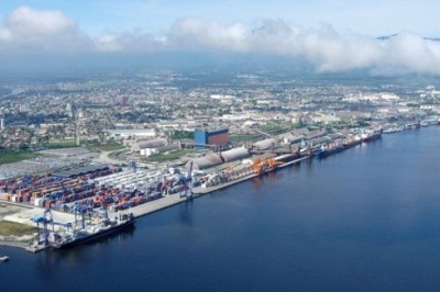Porto de Paranaguá faz embarque inédito de fubá em sacas