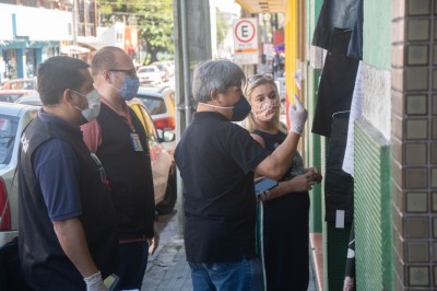 Prefeitura de Paranaguá fiscaliza estabelecimentos abertos e faz orientações