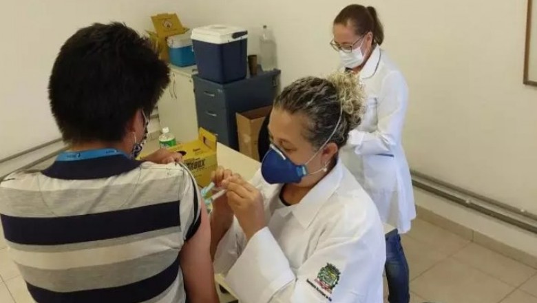 Portos do Paraná vacina trabalhadores portuários contra a Influenza