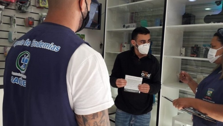 Ação contra a dengue: agentes de endemias orientam comerciantes na área central de Paranaguá 