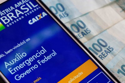 Bolsonaro deve prorrogar auxílio por mais 4 meses, mas com valor de R$ 300