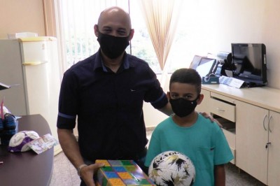 Atleta parnanguara é campeão do concurso 'Mostre aí o que você sabe fazer com a bola'