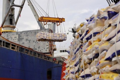 Novo lote de fubá em sacas é embarcado no Porto de Paranaguá
