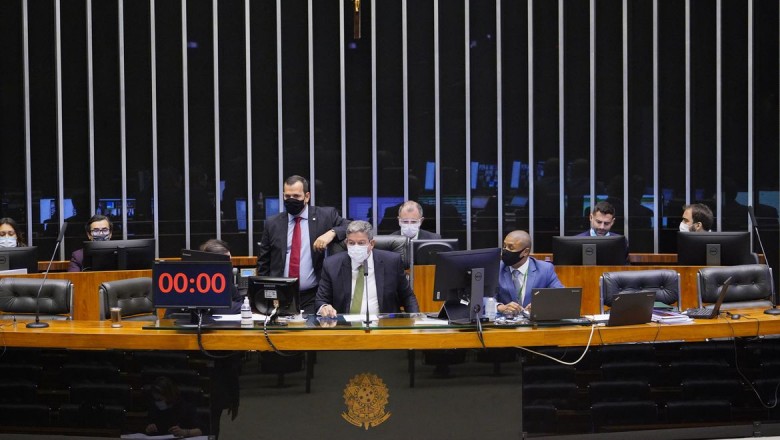 C&acirc;mara aprova projeto de lei que torna escolas servi&ccedil;os essenciais