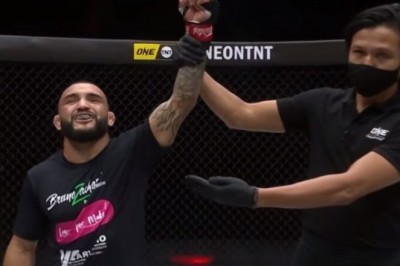 (Vídeo) John Lineker nocauteia Troy Worthen  no primeiro assalto