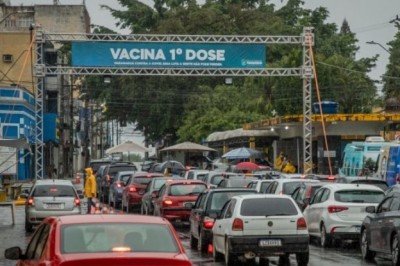 Profissionais da Educação pública com 35 a 39 anos começam a ser vacinados na segunda-feira, 17