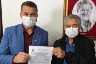 Prefeito Marcelo Roque emite alvará de construção para a empresa Gransol