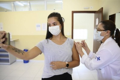 2,1 milhões de pessoas entre 18 e 59 anos já foram vacinadas contra a Covid-19 no Paraná 