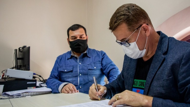 Prefeito Marcelo Roque sanciona leis que autorizam o novo Refis, o vale alimentação para estagiários e o incentivo ao turismo