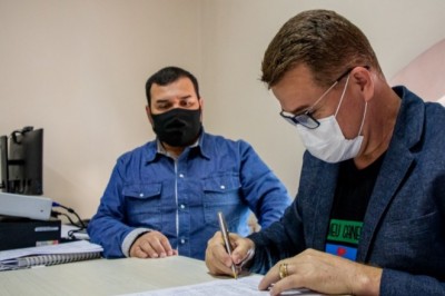 Prefeito Marcelo Roque sanciona leis que autorizam o novo Refis, o vale alimentação para estagiários e o incentivo ao turismo