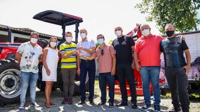 Equipamentos agrícolas são entregues em Paranaguá