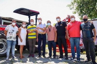 Equipamentos agrícolas são entregues em Paranaguá