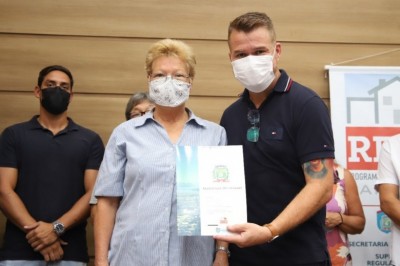 Moradores da Vila Divinéia recebem título de propriedade