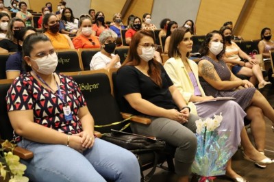 Profissionais da educação participam da Semana da Mulher