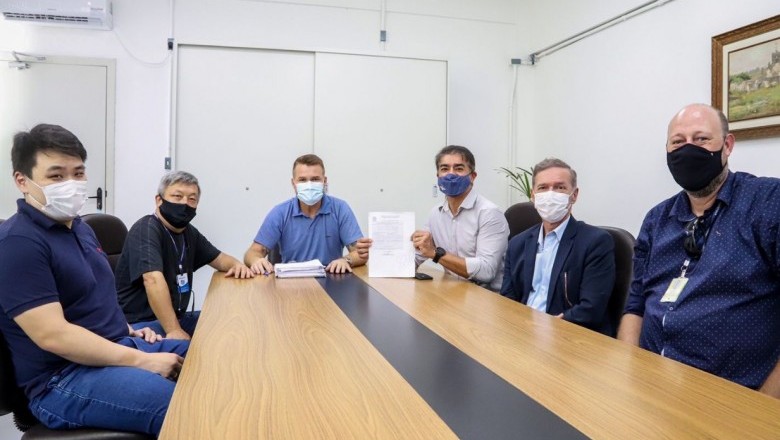 Prefeito Marcelo Roque entrega alvará ao Ascensus Group que vai gerar emprego e renda