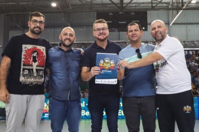 Prefeito Marcelo Roque assina a renovação da Copa Mundo do Futsal para 2023