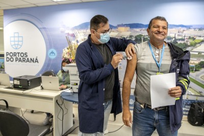 Portuários de Paranaguá recebem vacinas contra Covid-19 e gripe até esta quinta-feira