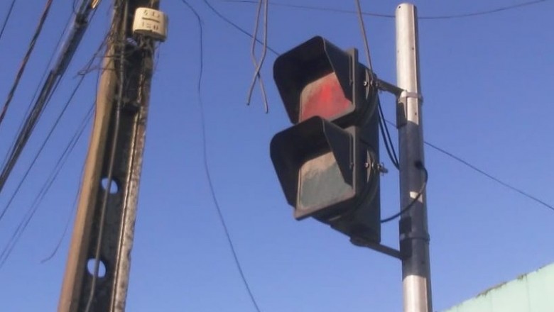 Botoeira de pedestre está sendo instalada num dos cruzamentos em Paranaguá