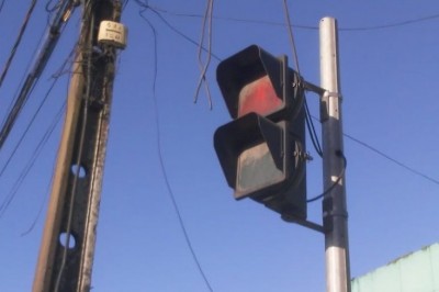 Botoeira de pedestre está sendo instalada num dos cruzamentos em Paranaguá