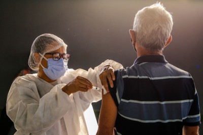 Pessoas com 50 anos ou mais poderão se vacinar com a quarta dose contra a Covid-19