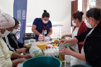 Comunidades de pescadores recebem cuidados estéticos e oficinas gratuitas sobre alimentação