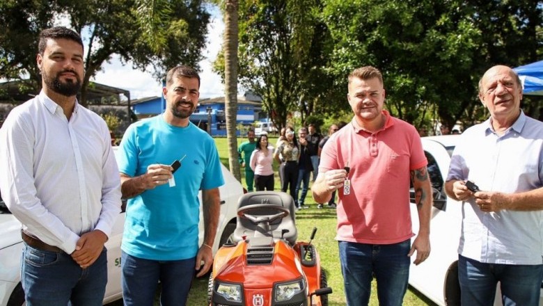 Prefeito  Marcelo Roque entrega veículos e mini roçadeira para Secretaria Municipal de Meio Ambiente