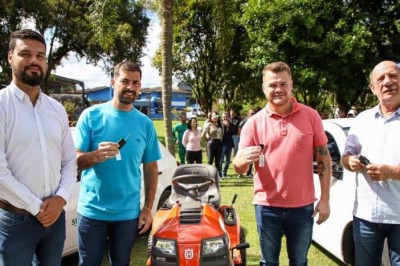 Prefeito  Marcelo Roque entrega veículos e mini roçadeira para Secretaria Municipal de Meio Ambiente