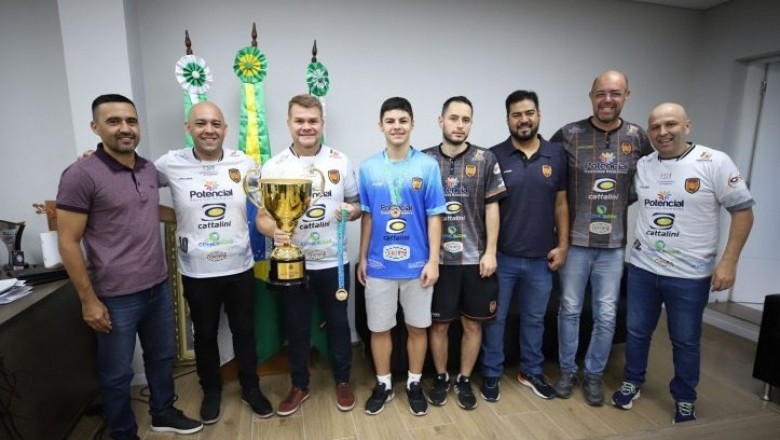 Prefeito Marcelo Roque recebe representantes da APAF/SESPOR/SEMEDI para apresentação do troféu de campeão da Taça Brasil 2022