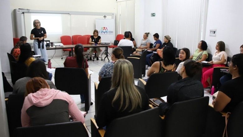 Secretaria de Educação aborda cuidado com a saúde mental junto à profissionais