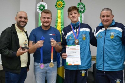 Prefeito Marcelo Roque recebe paratleta bolsista, Victor Hugo Taborda, campeão dos Jogos Parapanamericanos de Jovens