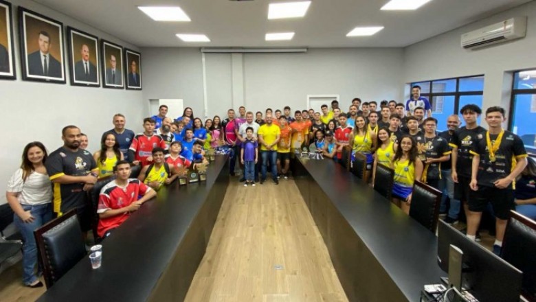 Prefeito Marcelo Roque recebe atletas que participam dos Jogos da Juventude e Jogos Abertos do Paraná