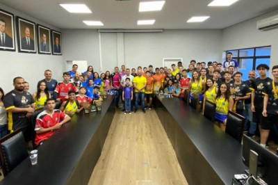 Prefeito Marcelo Roque recebe atletas que participam dos Jogos da Juventude e Jogos Abertos do Paraná