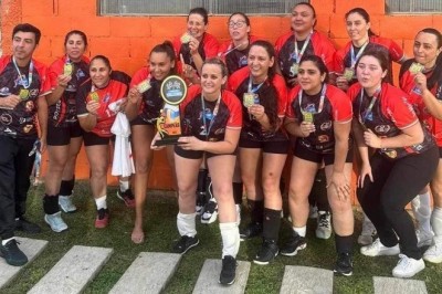 A equipe de Vôlei Master Feminino de Paranaguá é campeã do Grand Prix em Pinhais