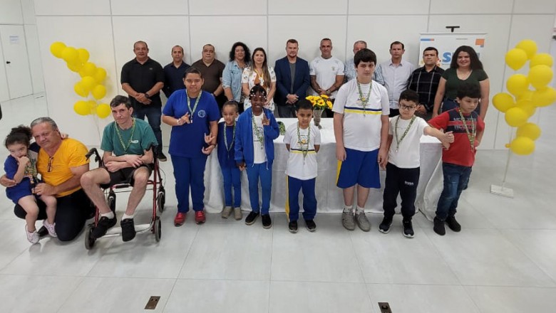 Cordão de girassol é entregue a pessoas com deficiências não visíveis em Paranaguá